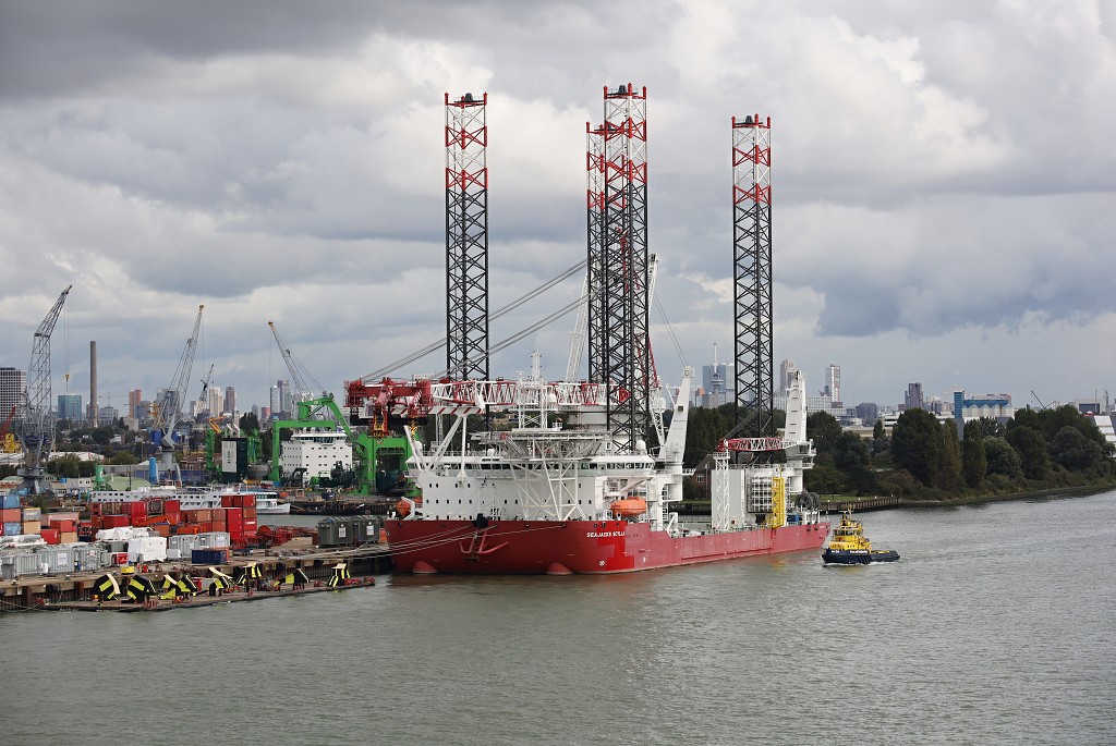 europoort maasvlakte rotterdam botlek haven scheepvaart industrie fabrieken marine transport overslag terminal portlantis ferry centrale